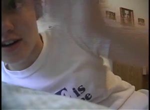 Волосатую манду ласкает чёрным вибратором